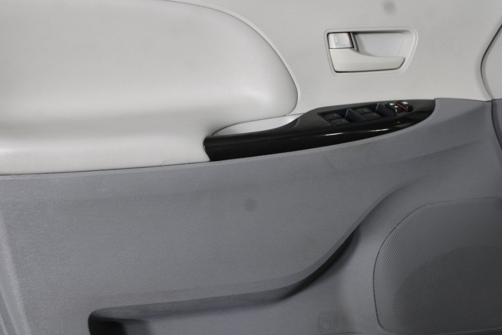 2011 Toyota Sienna LE 7 Passenger