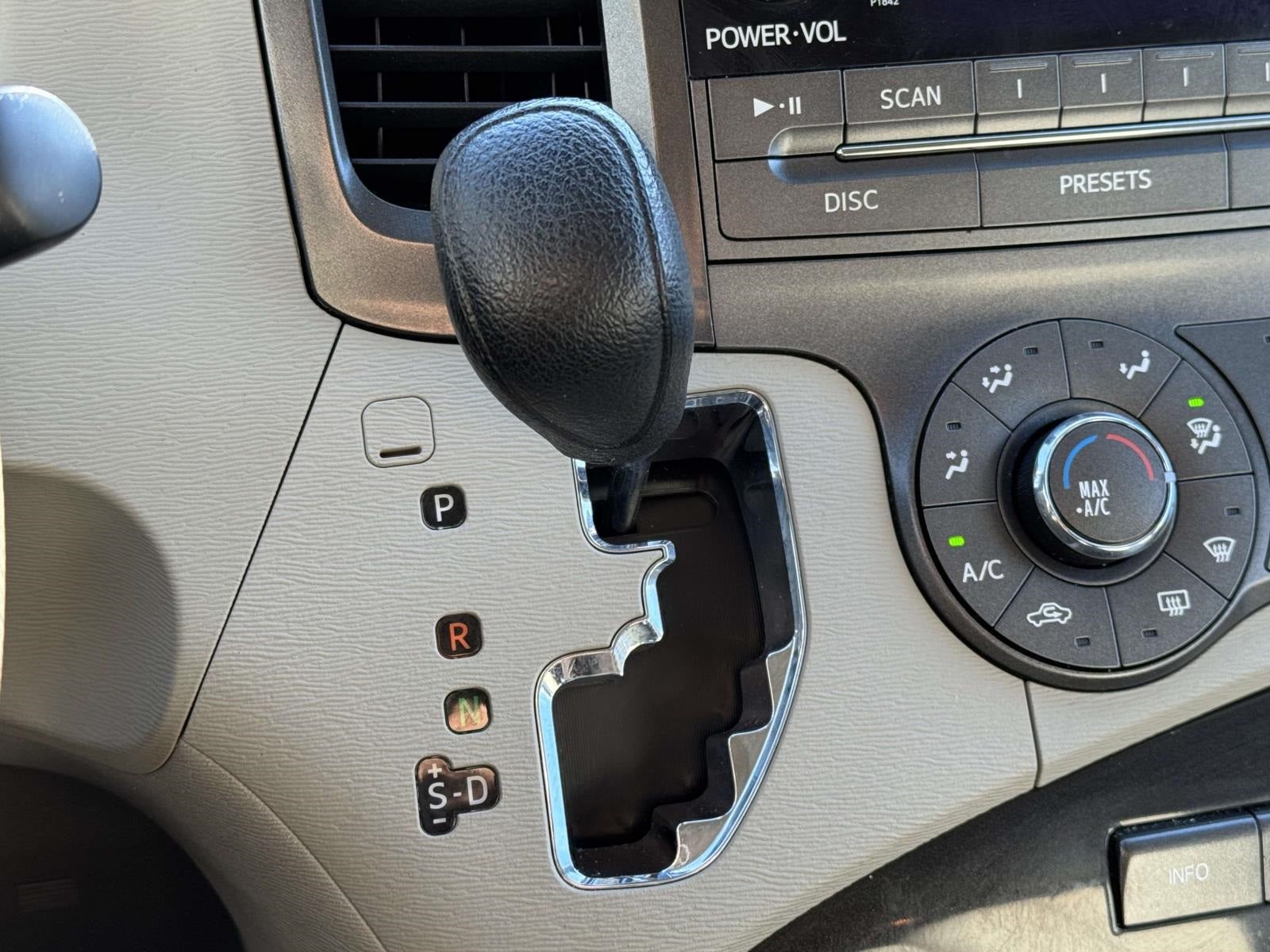 2012 Toyota Sienna LE 8 Passenger