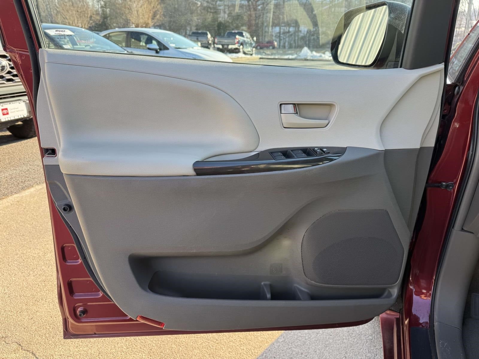 2012 Toyota Sienna LE 8 Passenger
