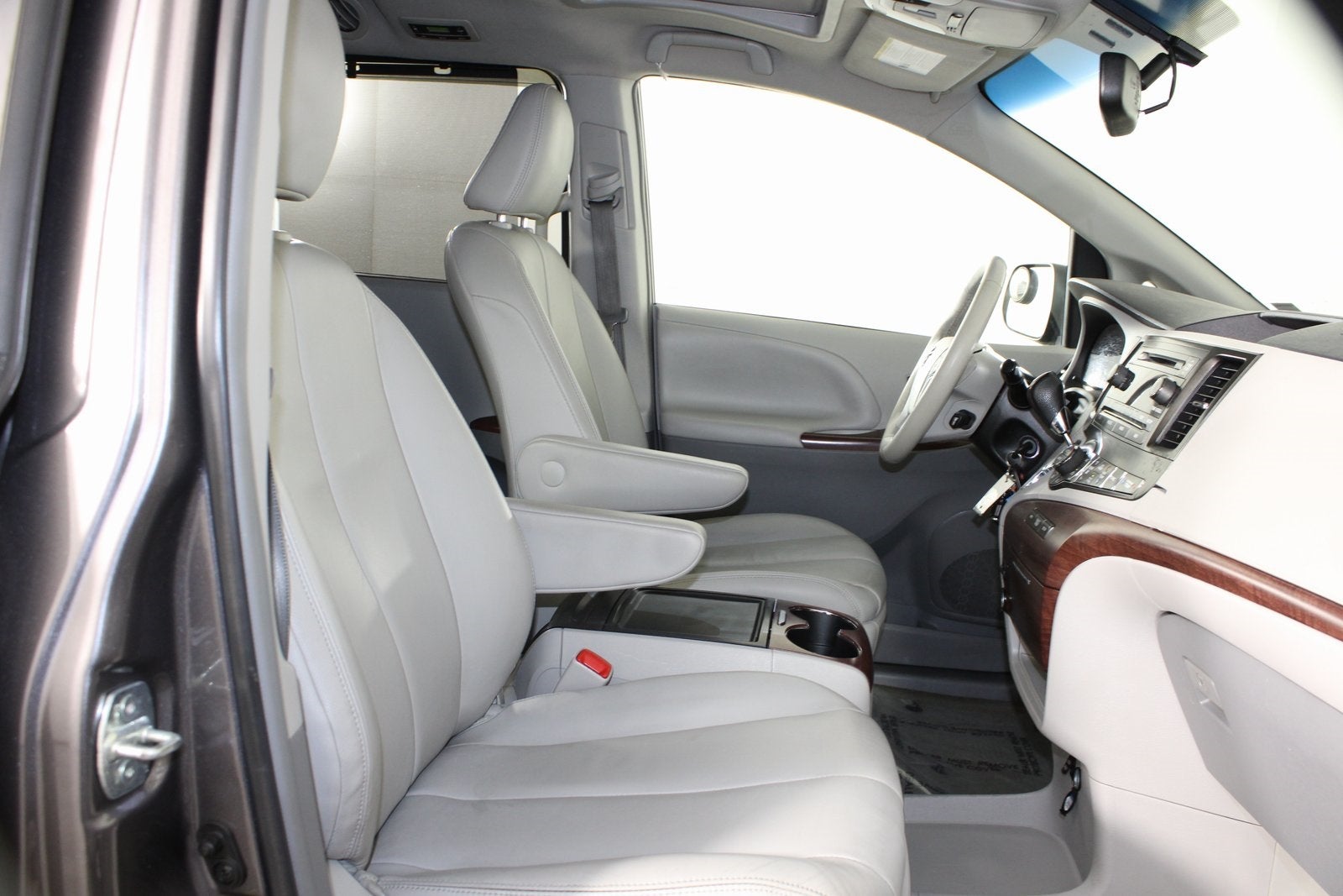 2014 Toyota Sienna XLE 8 Passenger