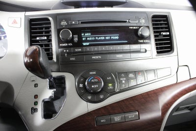 2014 Toyota Sienna XLE 8 Passenger