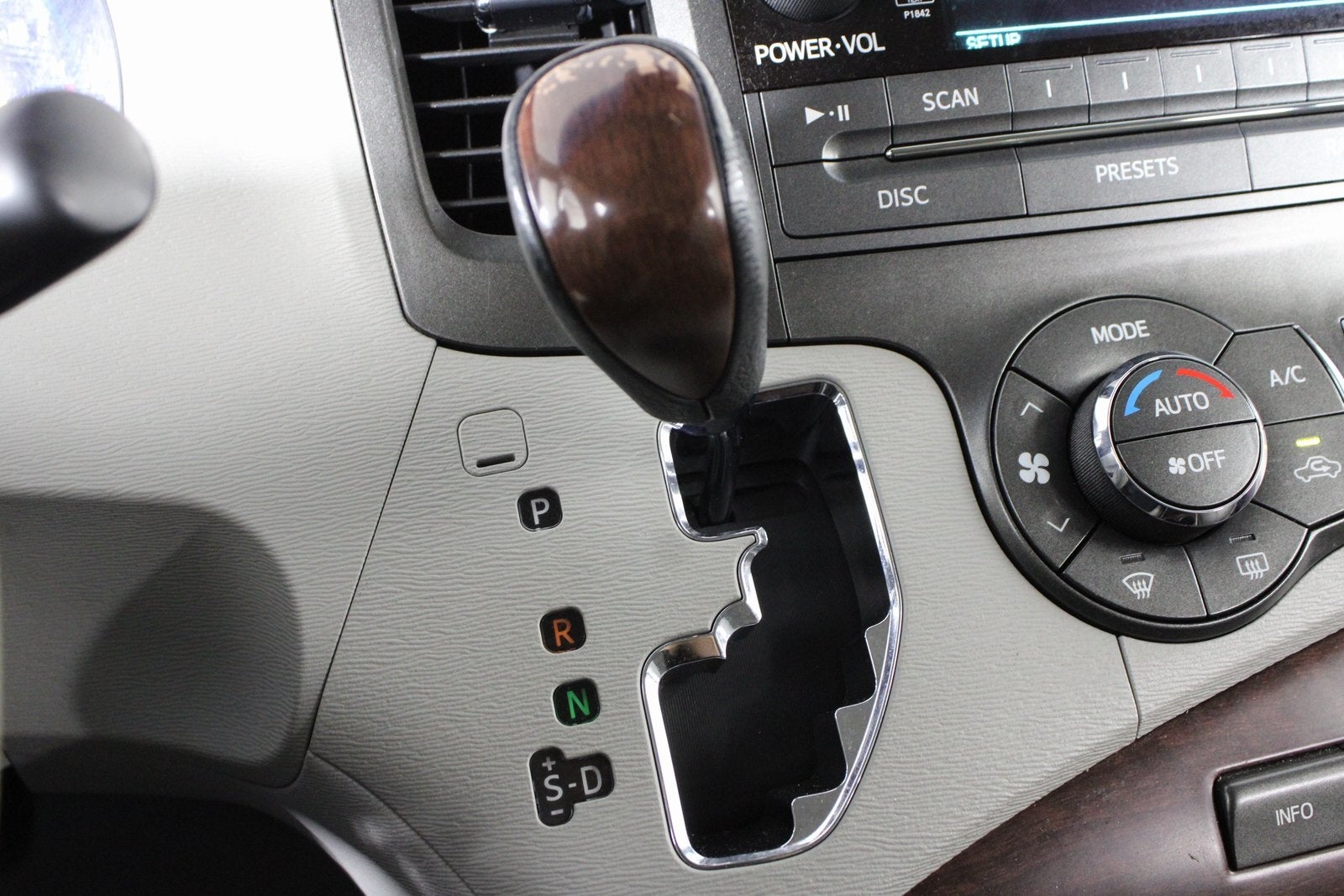 2014 Toyota Sienna XLE 8 Passenger