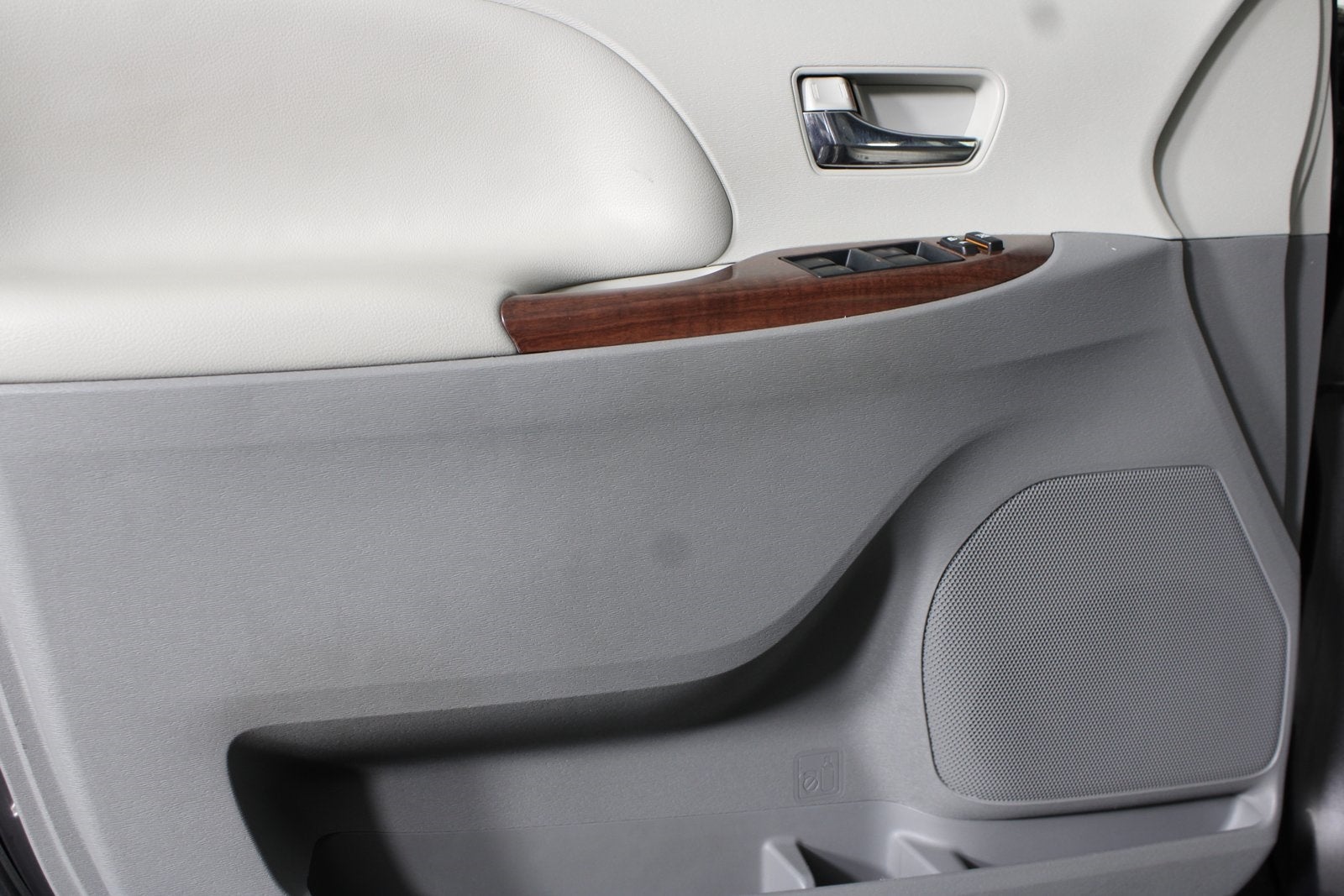 2014 Toyota Sienna XLE 8 Passenger