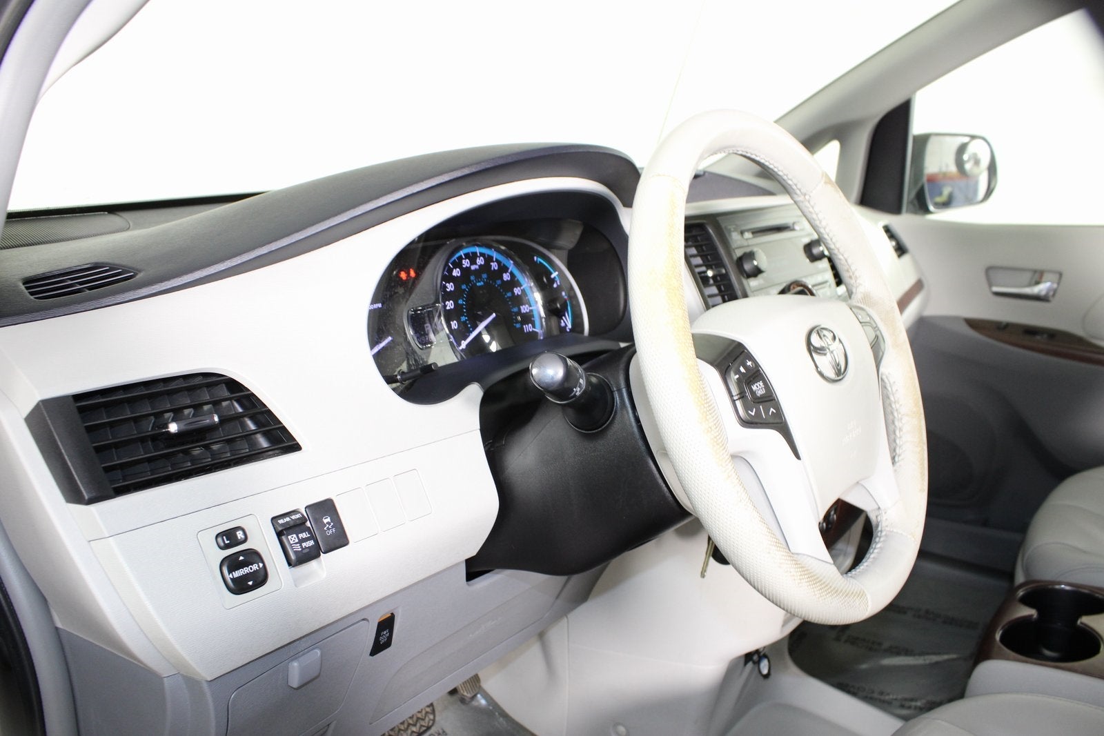 2014 Toyota Sienna XLE 8 Passenger