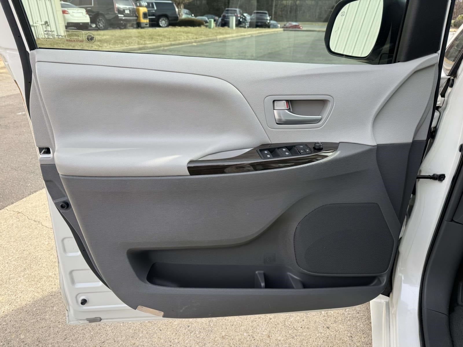 2015 Toyota Sienna XLE 8 Passenger