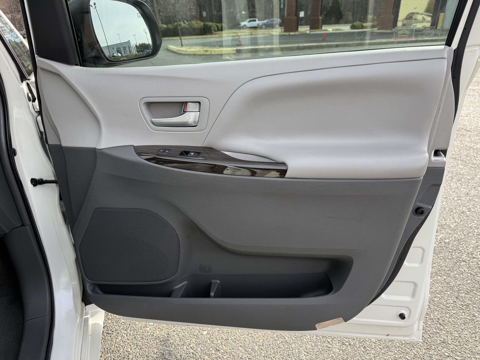 2015 Toyota Sienna XLE 8 Passenger