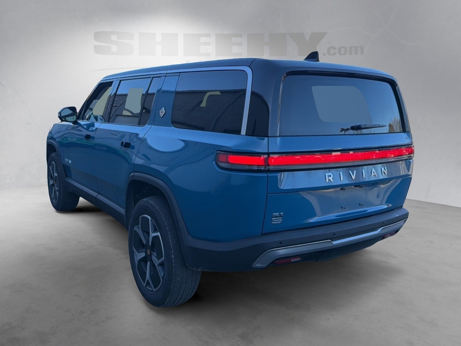 2024 Rivian R1S Adventure Dual-Motor Large