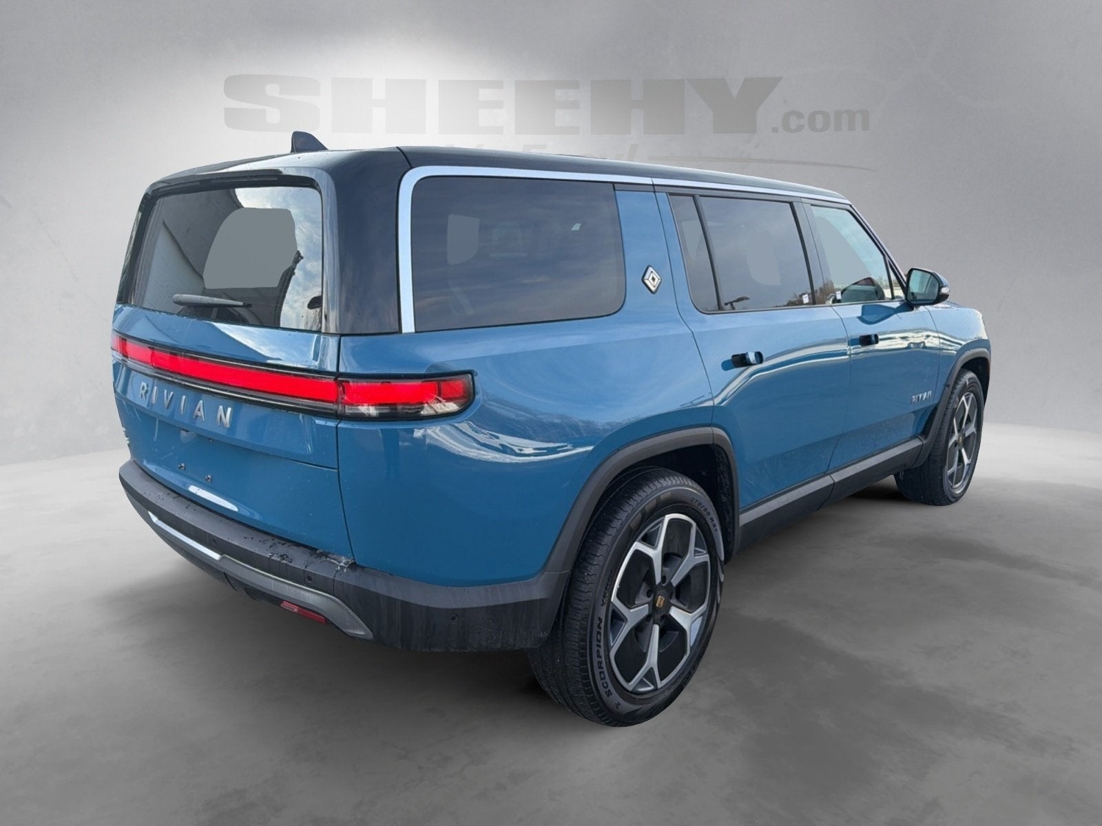 2024 Rivian R1S Adventure Dual-Motor Large