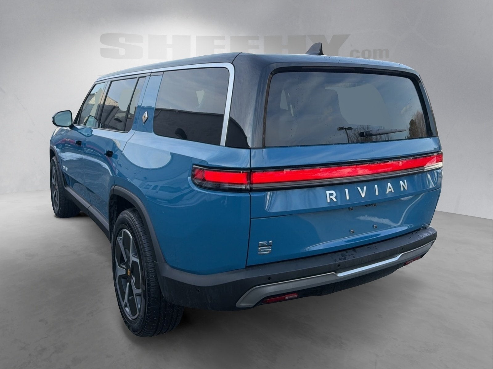 2024 Rivian R1S Adventure Dual-Motor Large