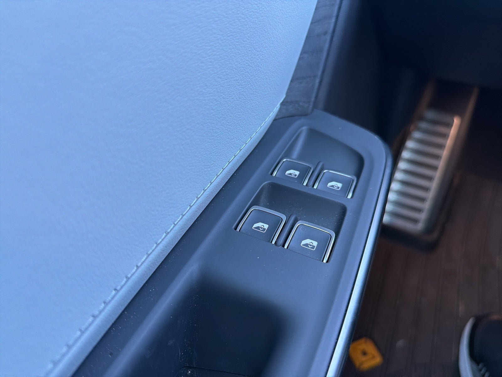 2024 Rivian R1S Adventure Dual-Motor Large