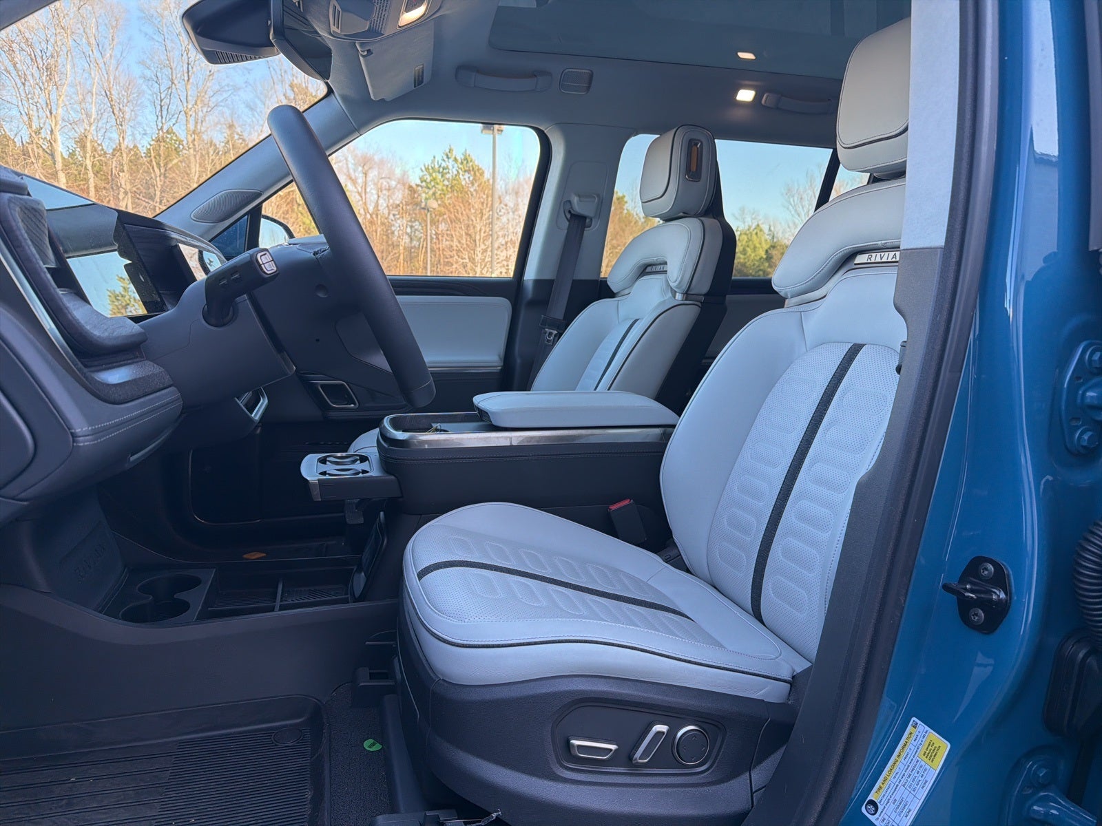 2024 Rivian R1S Adventure Dual-Motor Large