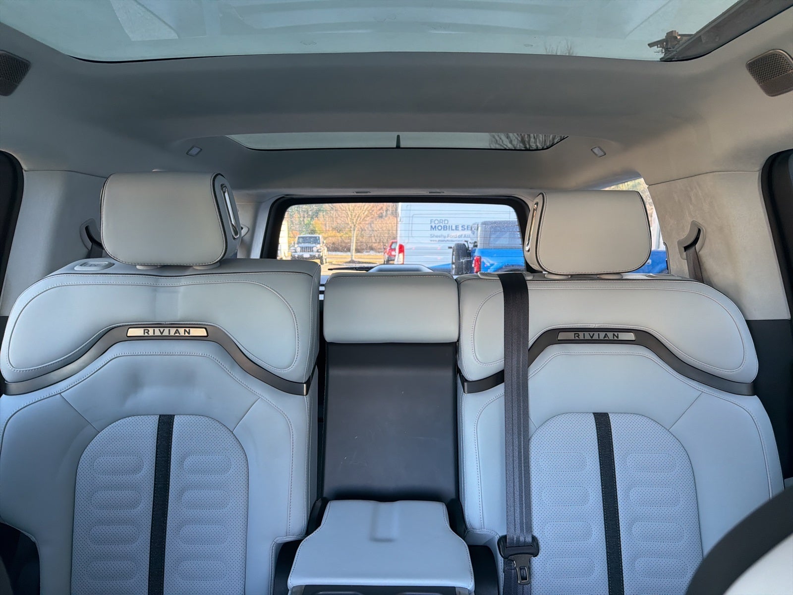 2024 Rivian R1S Adventure Dual-Motor Large