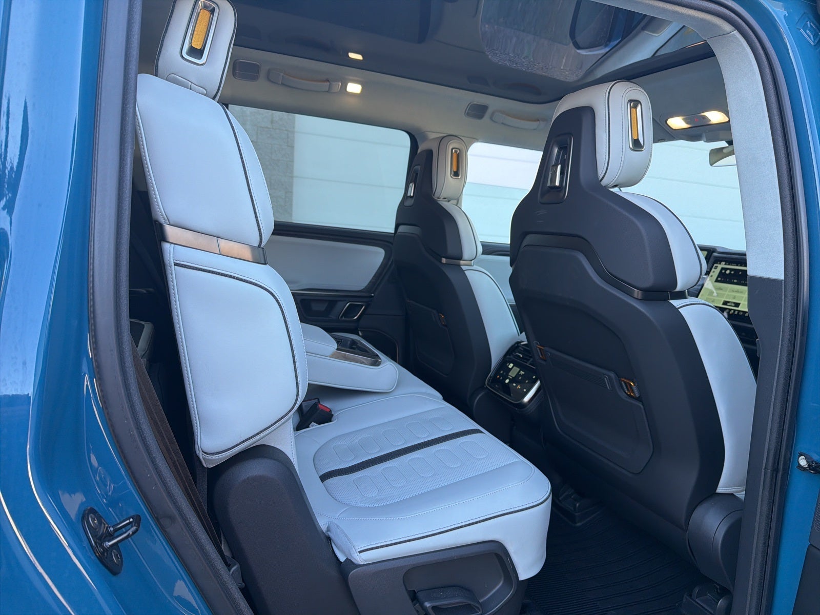 2024 Rivian R1S Adventure Dual-Motor Large