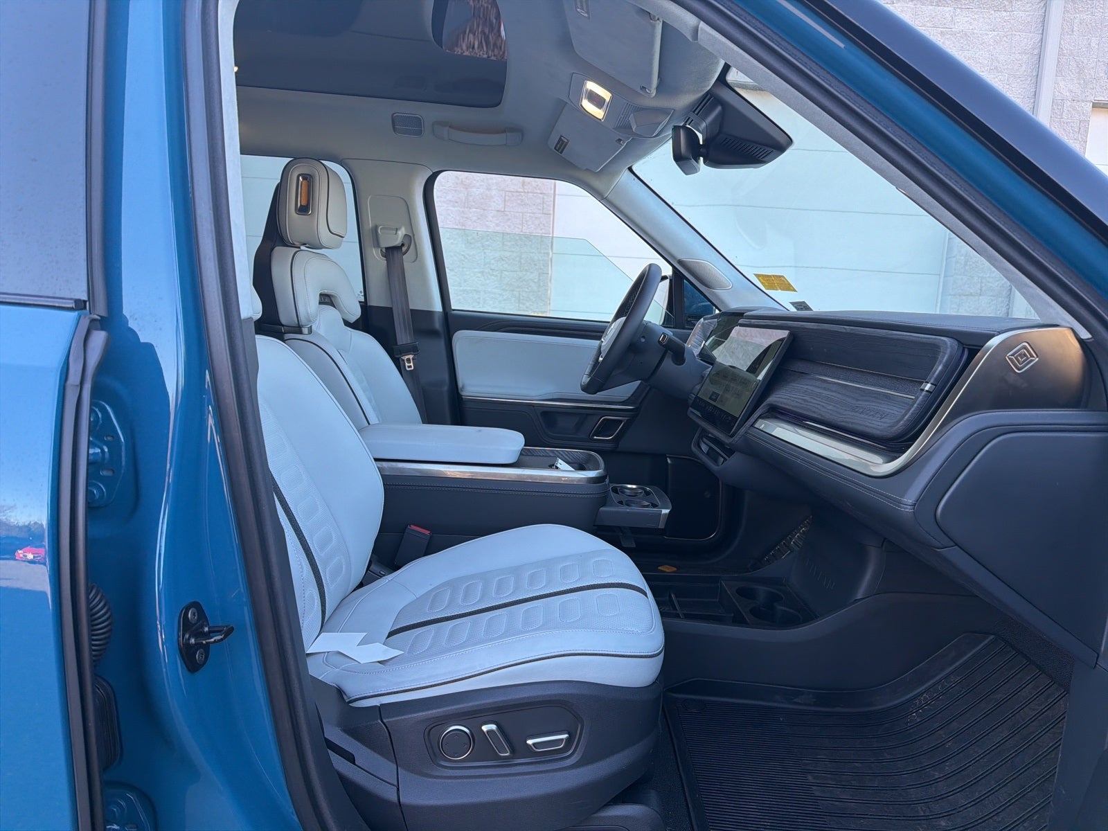 2024 Rivian R1S Adventure Dual-Motor Large