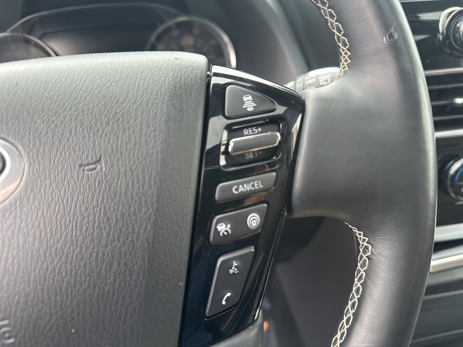 2023 INFINITI QX80 Premium Select