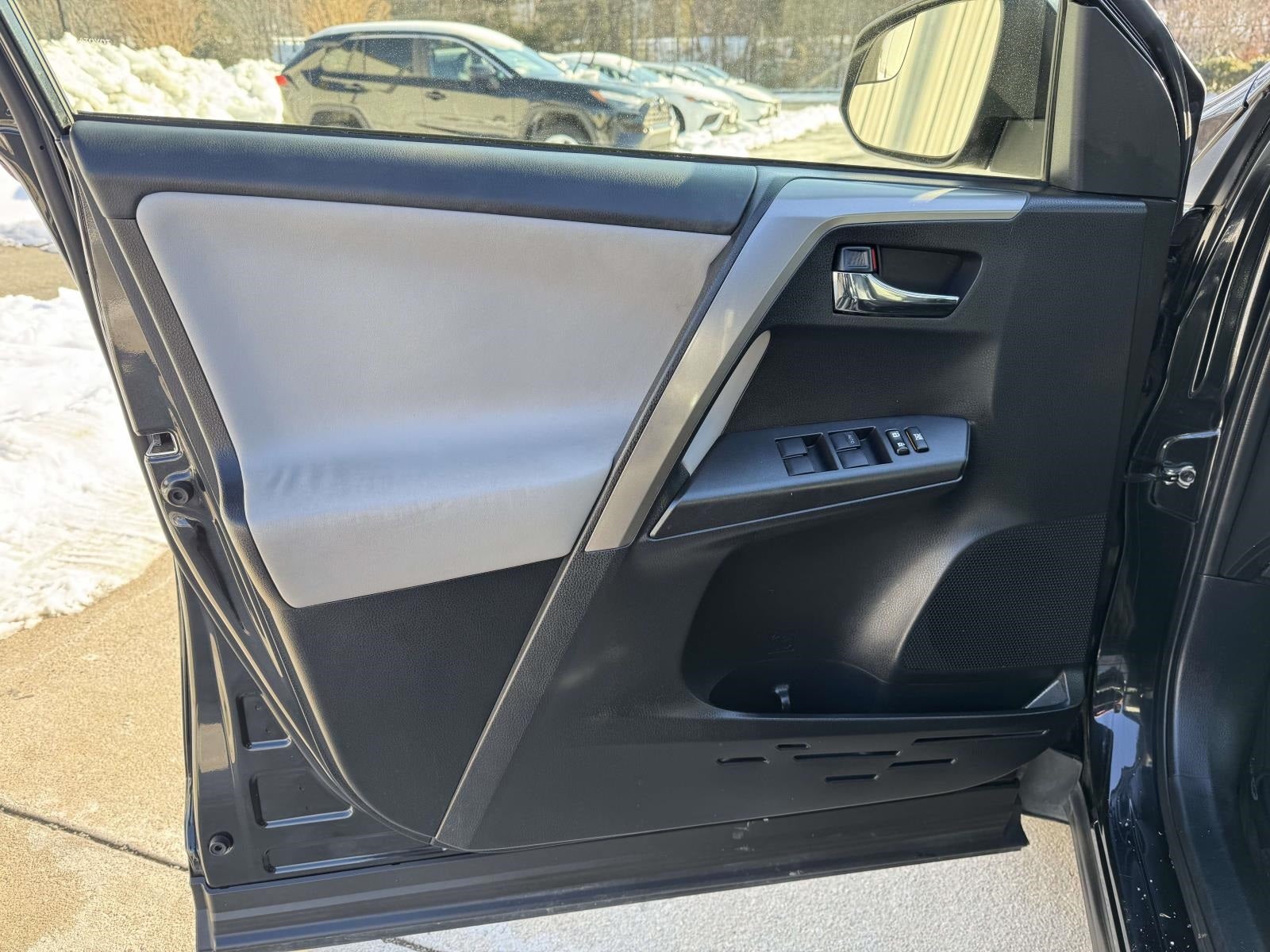 2017 Toyota RAV4 Hybrid XLE