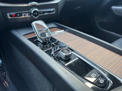 2023 Volvo XC60 B5 Ultimate Bright Theme