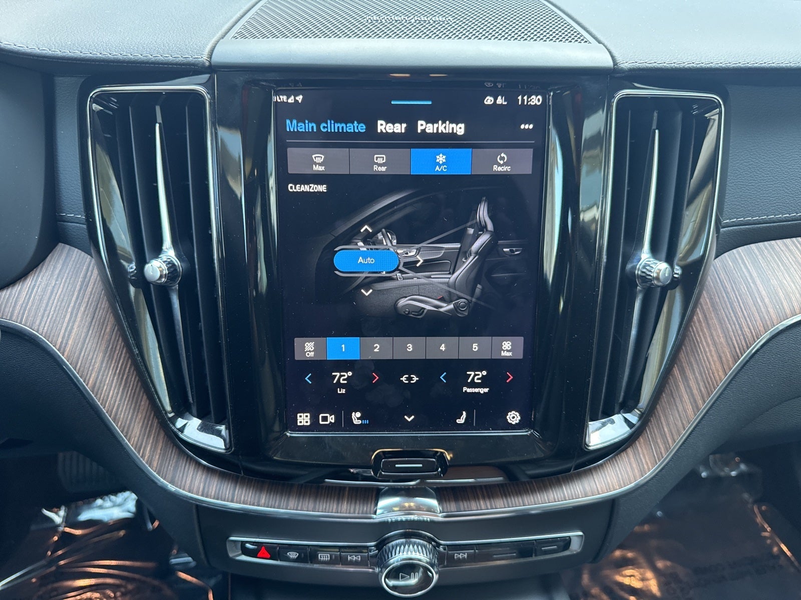 2023 Volvo XC60 B5 Ultimate Bright Theme