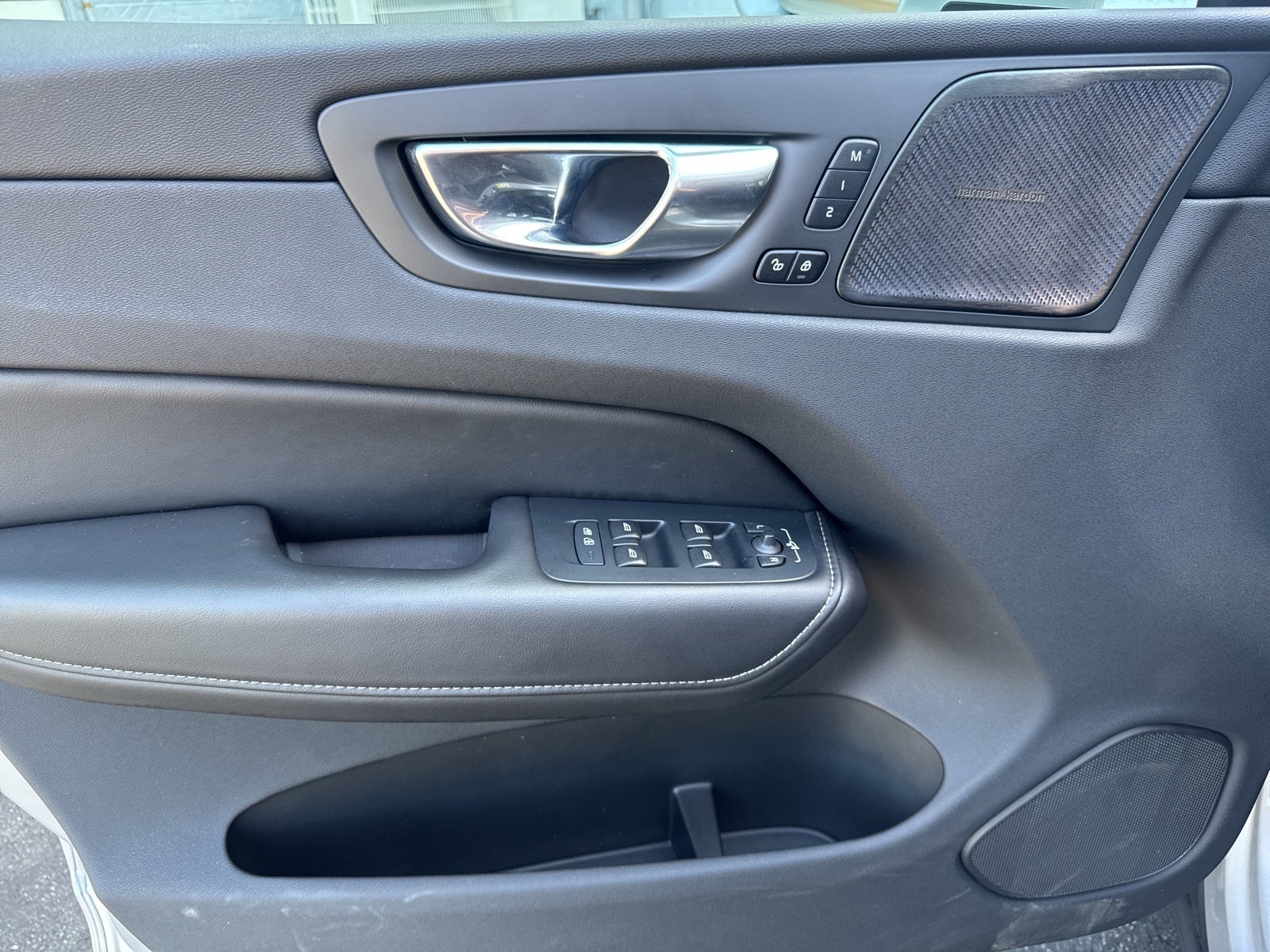 2023 Volvo XC60 B5 Ultimate Bright Theme