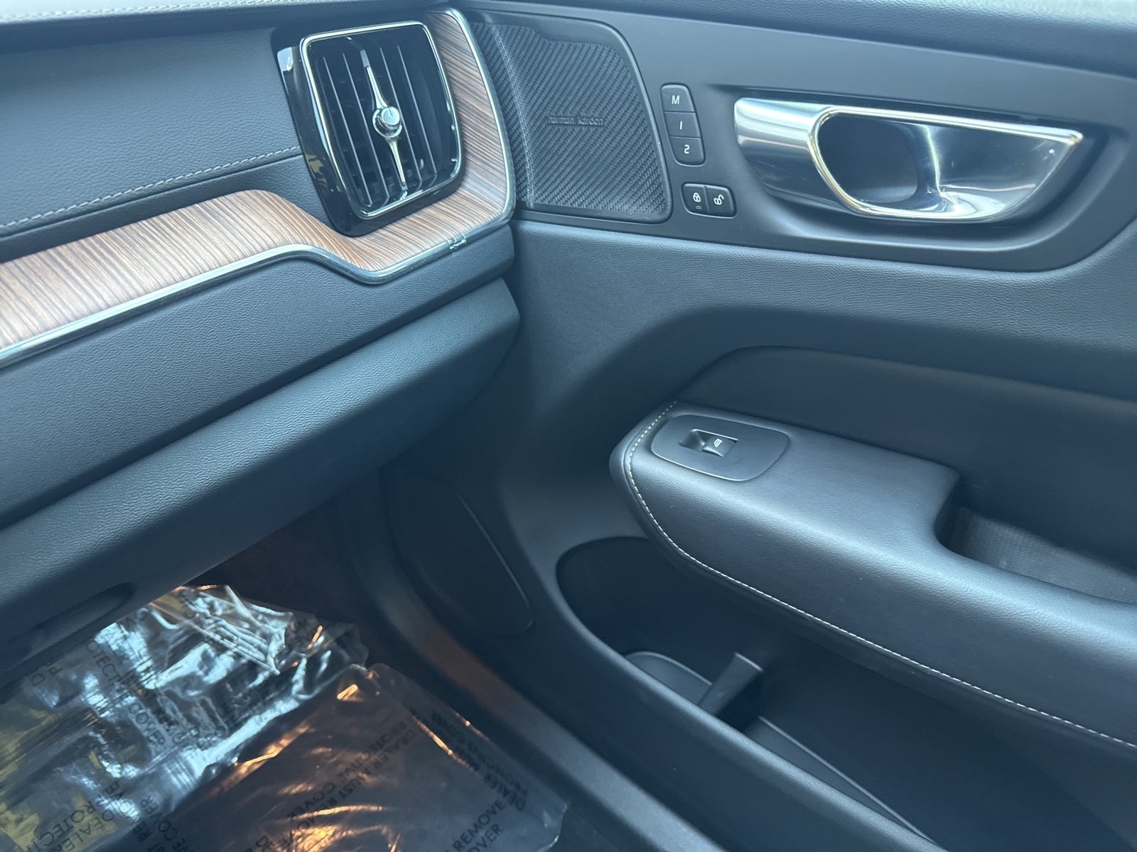 2023 Volvo XC60 B5 Ultimate Bright Theme