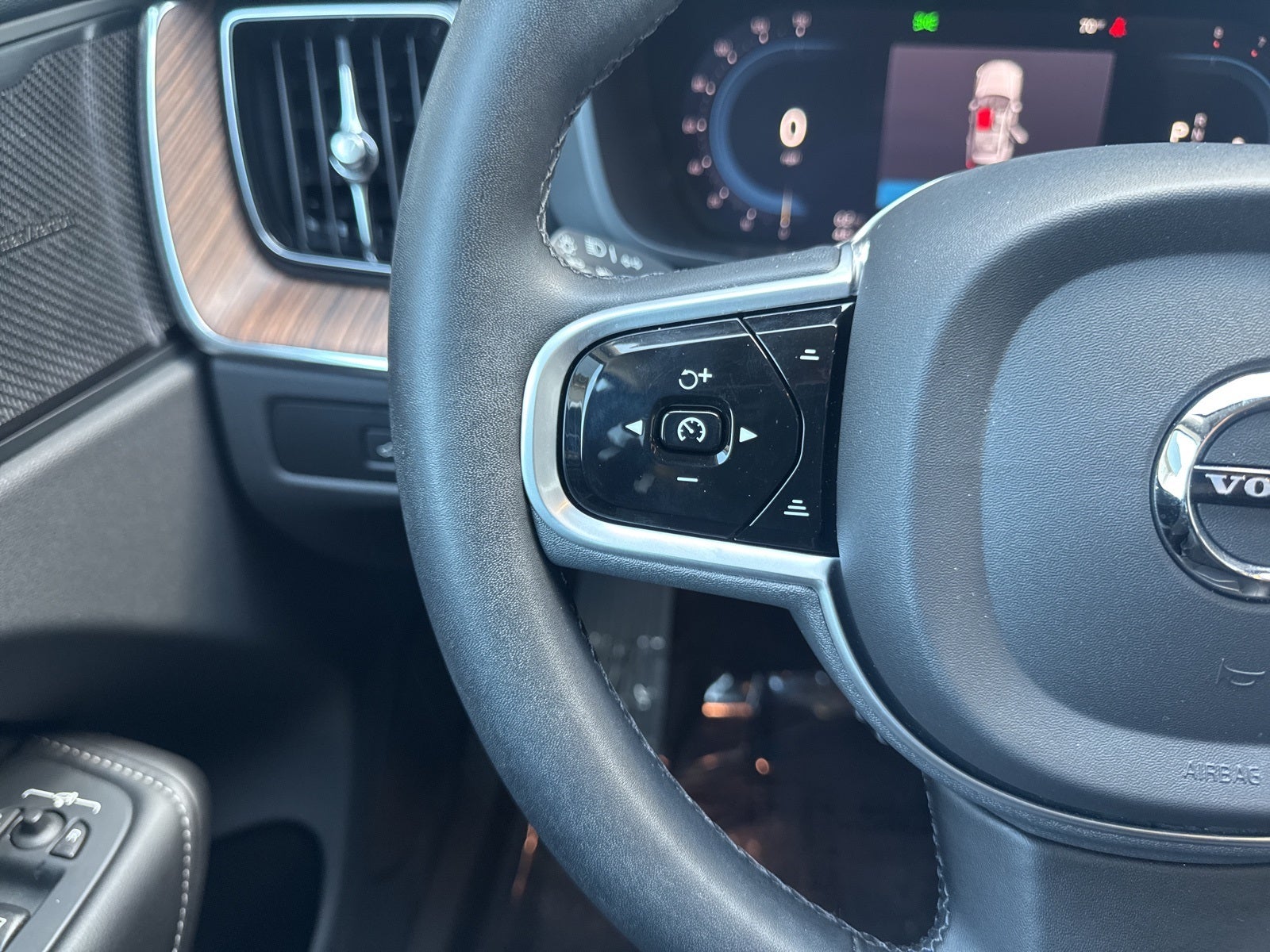 2023 Volvo XC60 B5 Ultimate Bright Theme