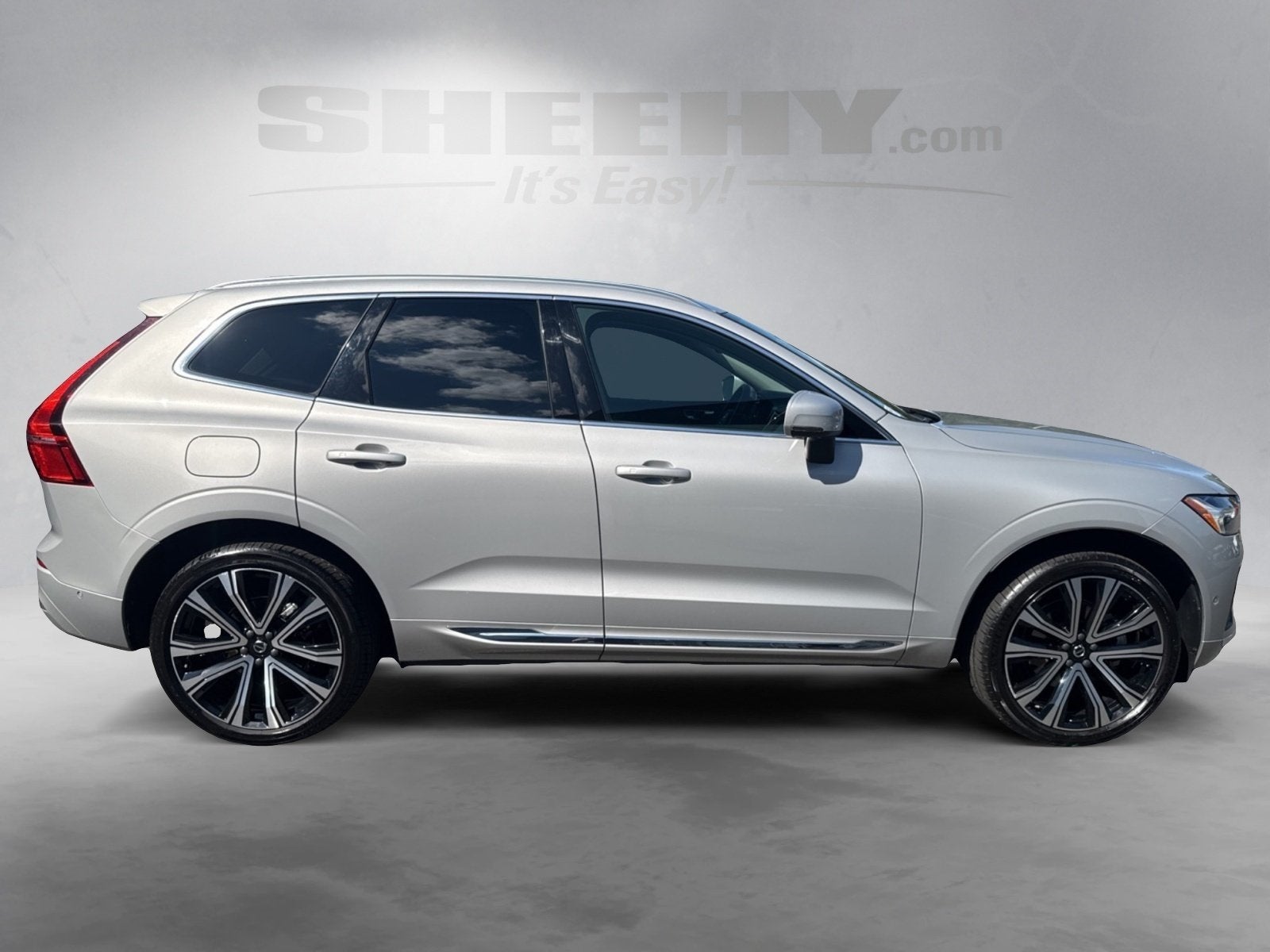 2023 Volvo XC60 B5 Ultimate Bright Theme
