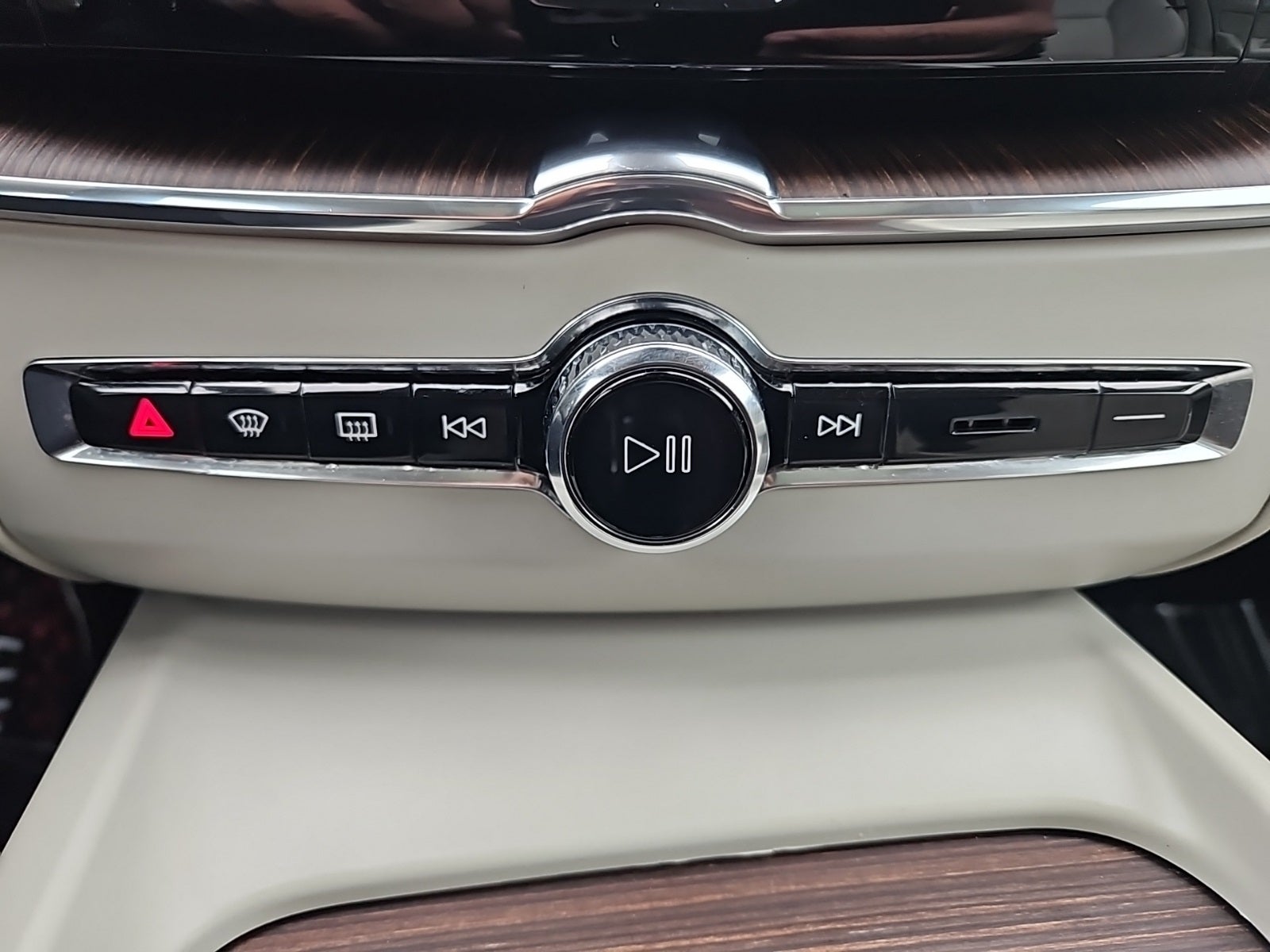 2022 Volvo XC60 B5 Momentum hybrid