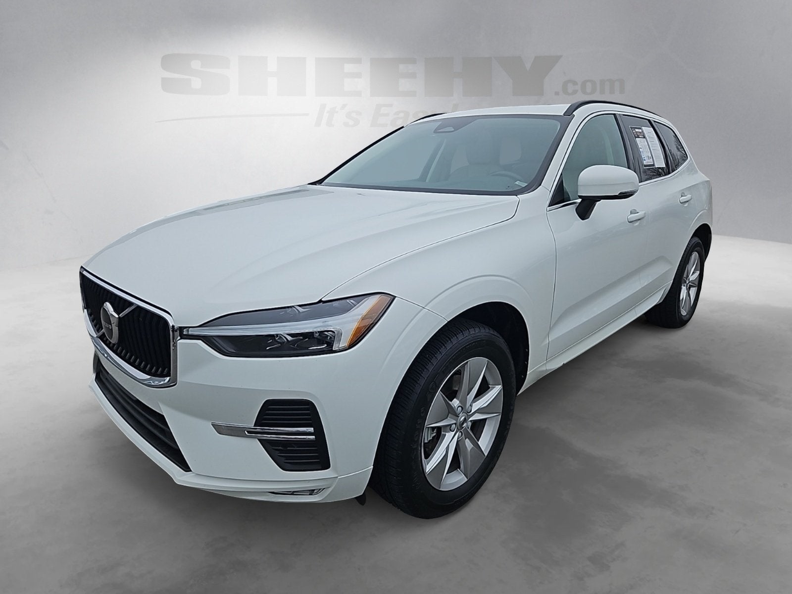 2022 Volvo XC60 B5 Momentum hybrid