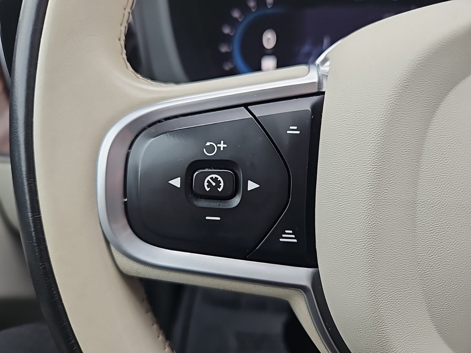 2022 Volvo XC60 B5 Momentum hybrid