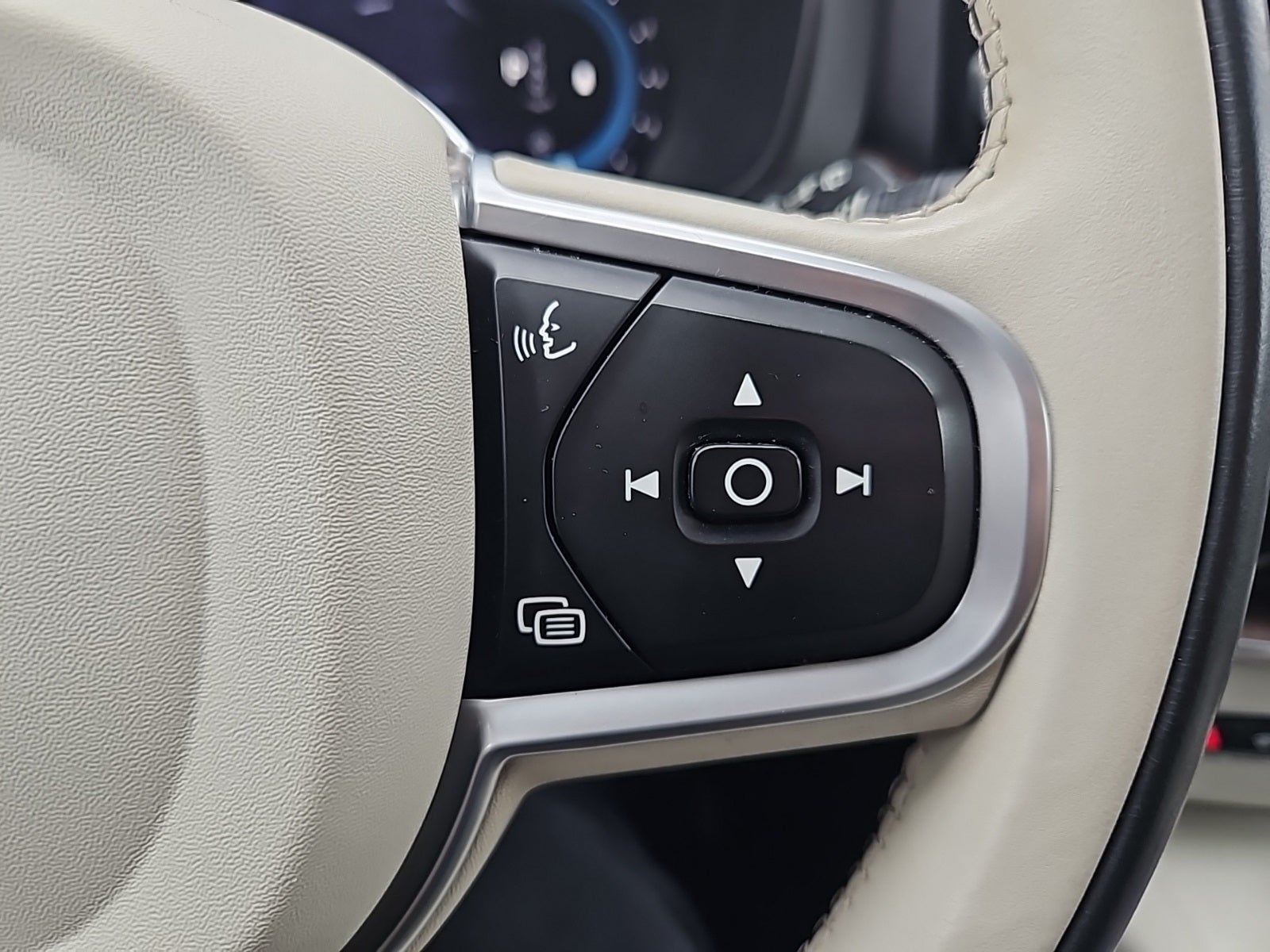 2022 Volvo XC60 B5 Momentum hybrid