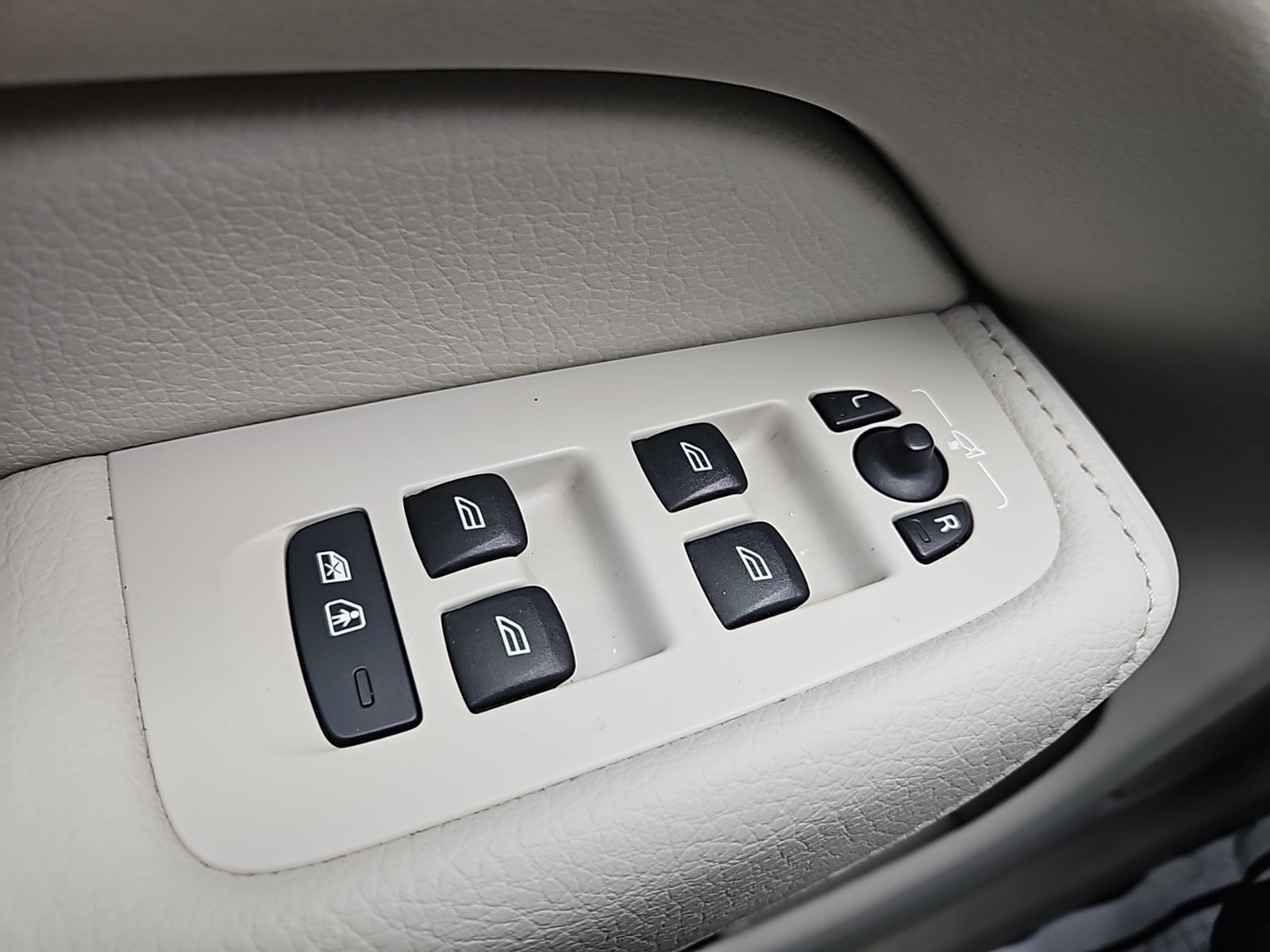 2022 Volvo XC60 B5 Momentum hybrid