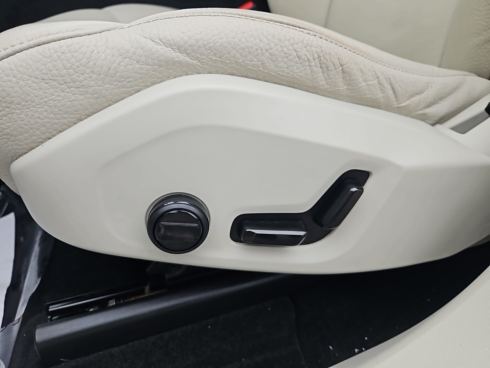 2022 Volvo XC60 B5 Momentum hybrid