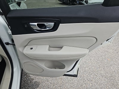 2022 Volvo XC60 B5 Momentum hybrid