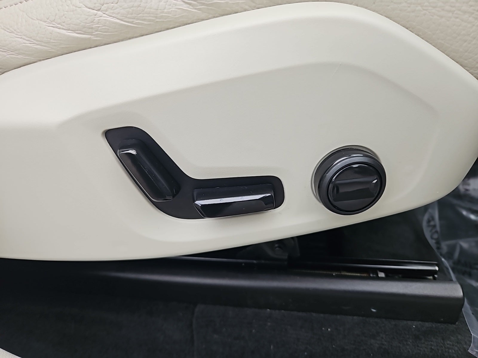 2022 Volvo XC60 B5 Momentum hybrid