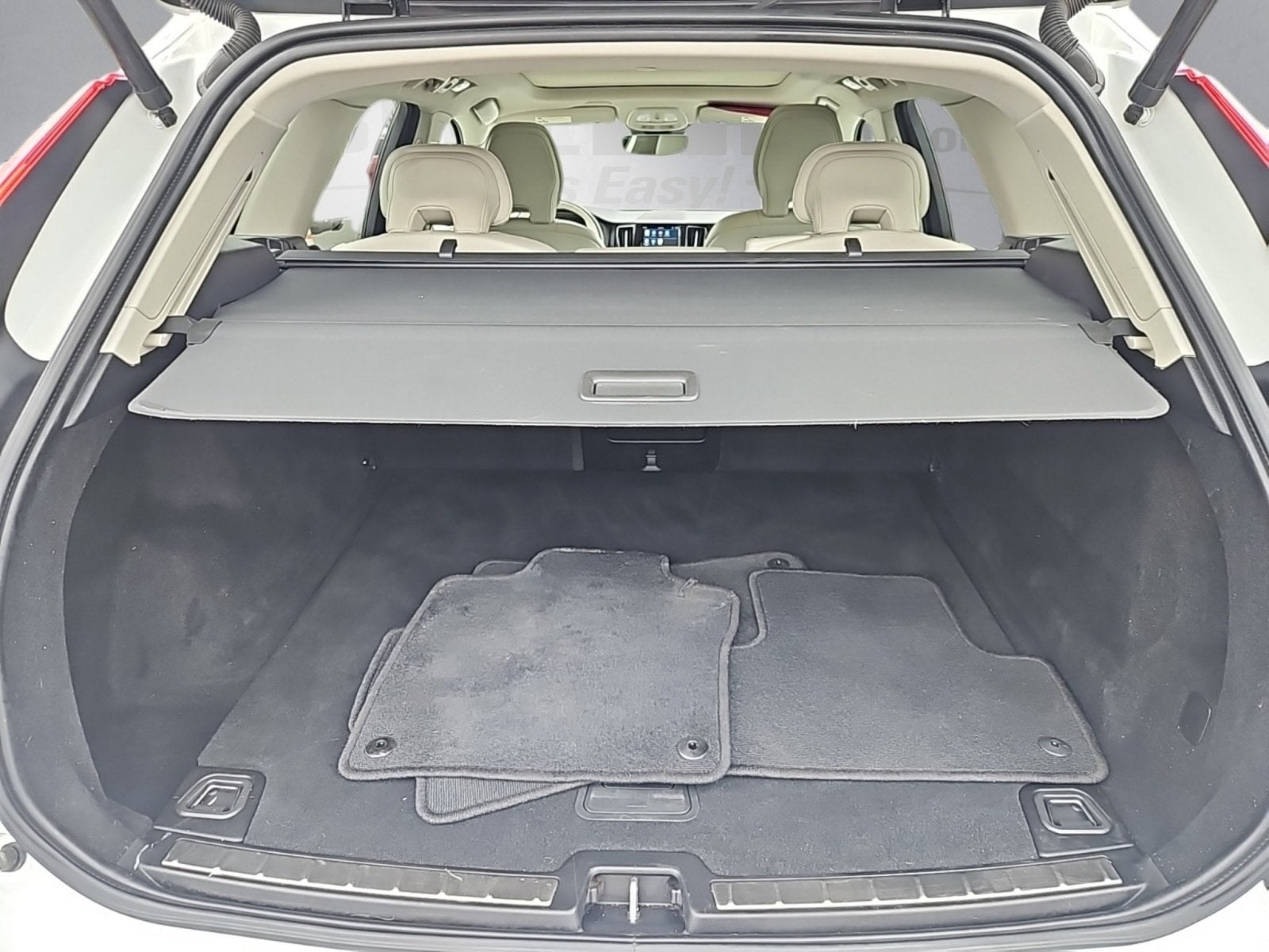 2022 Volvo XC60 B5 Momentum hybrid