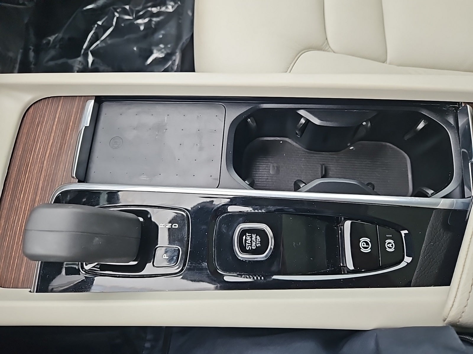 2022 Volvo XC60 B5 Momentum hybrid