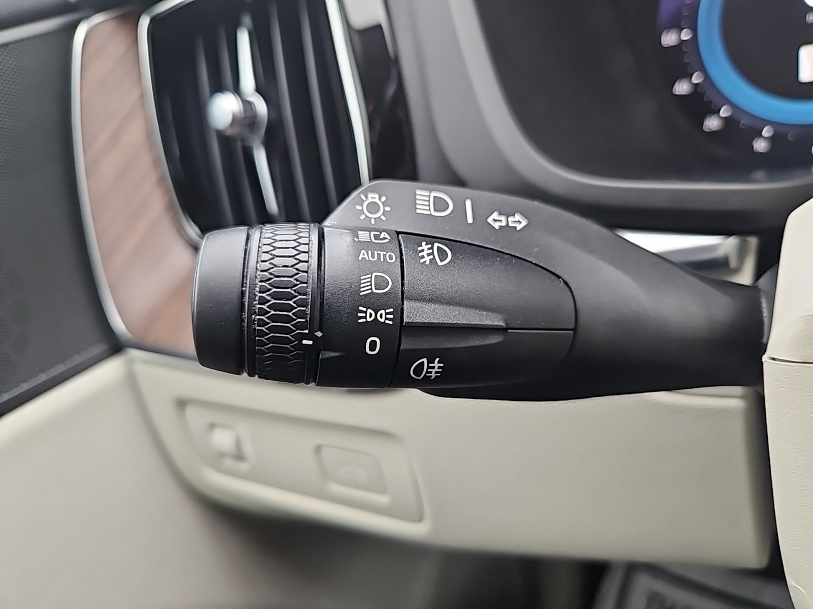 2022 Volvo XC60 B5 Momentum hybrid