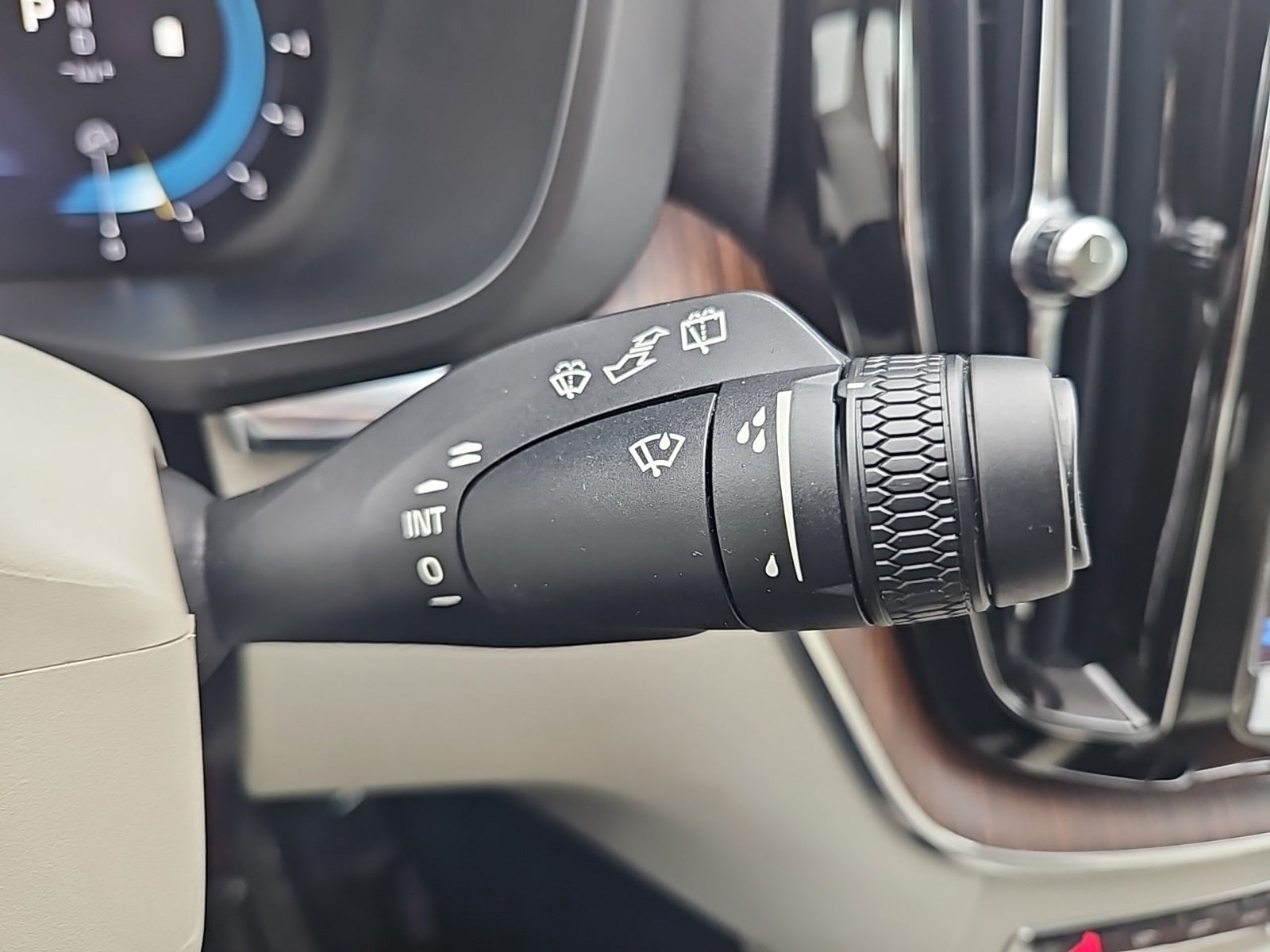 2022 Volvo XC60 B5 Momentum hybrid