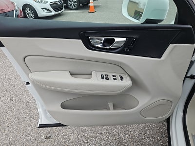 2022 Volvo XC60 B5 Momentum hybrid