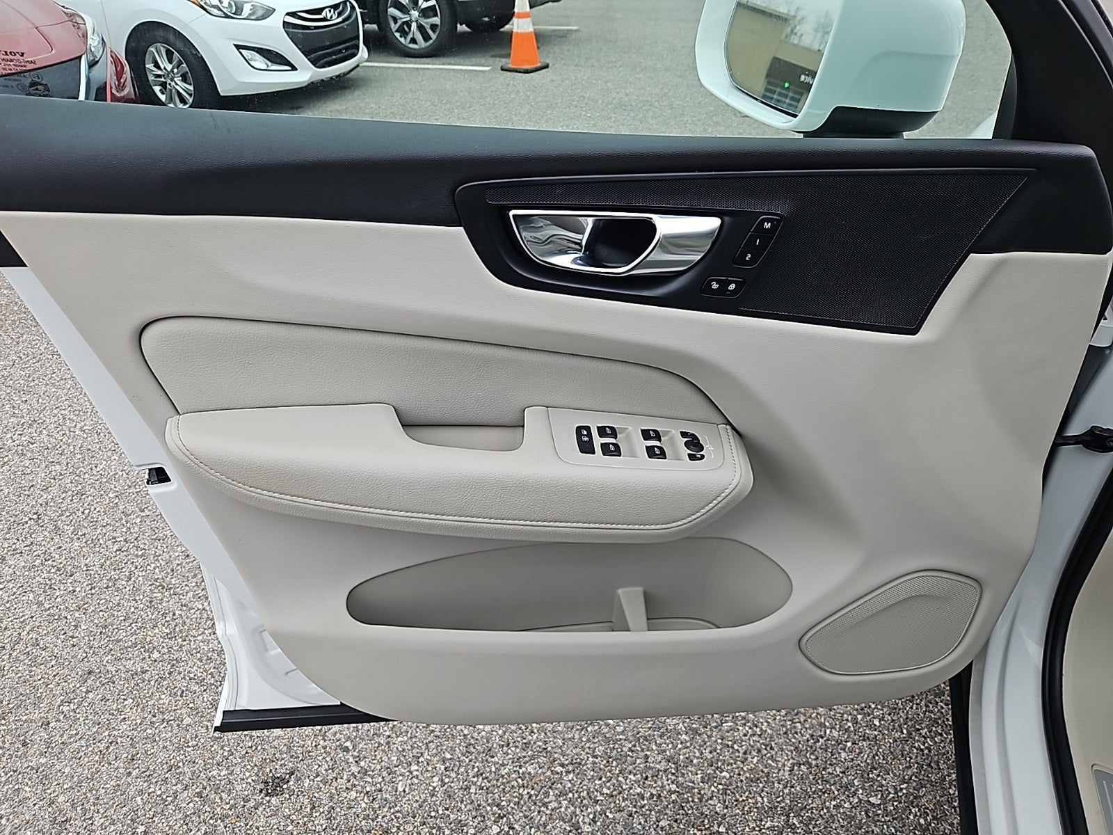 2022 Volvo XC60 B5 Momentum hybrid