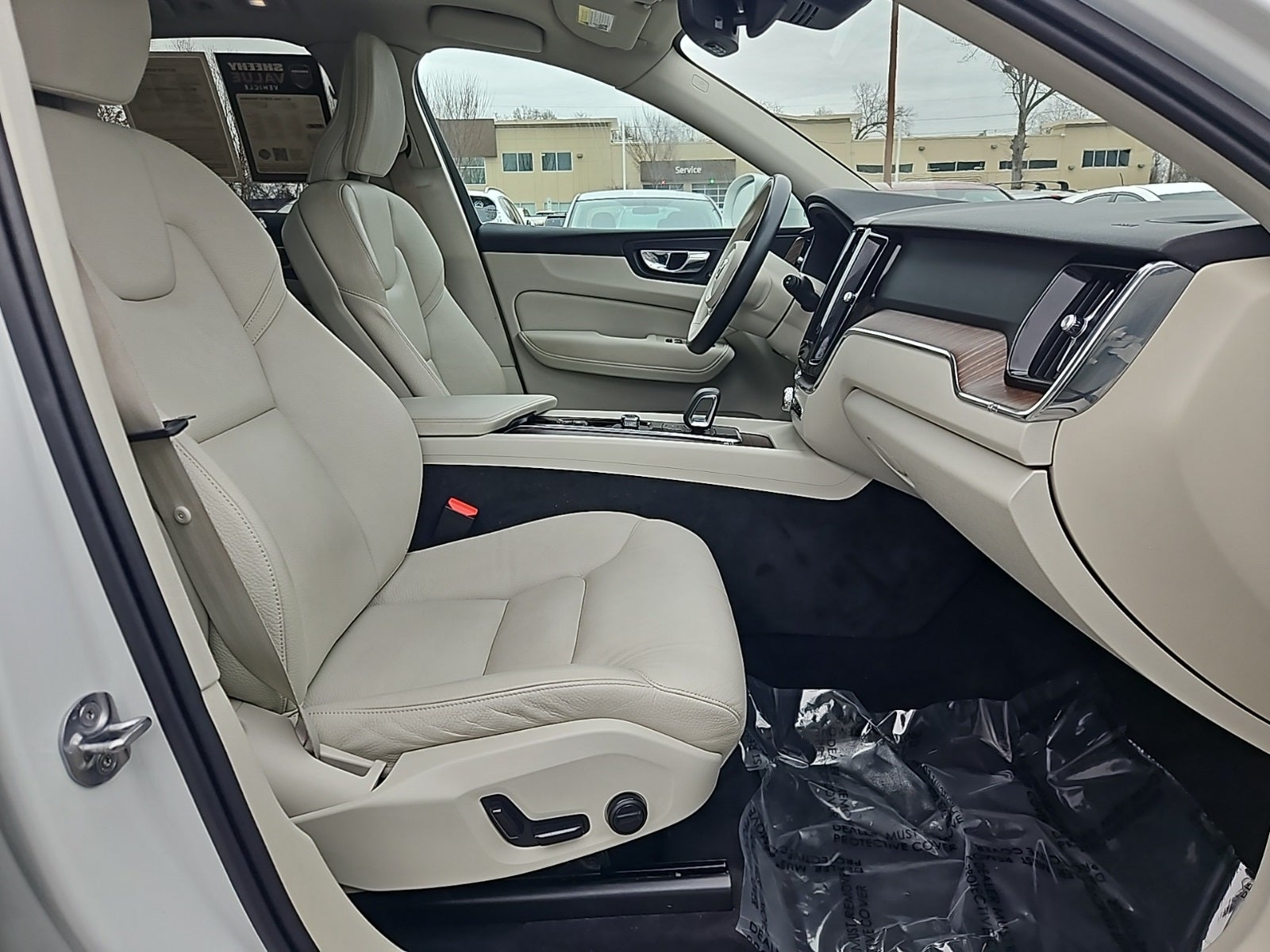 2022 Volvo XC60 B5 Momentum hybrid