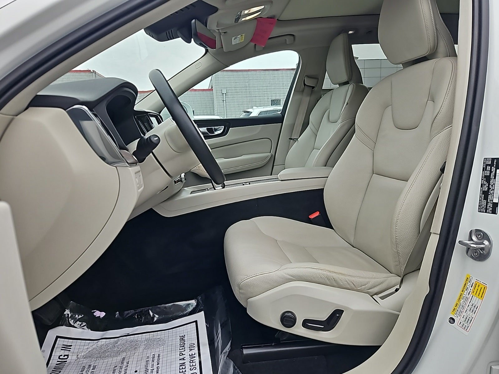 2022 Volvo XC60 B5 Momentum hybrid