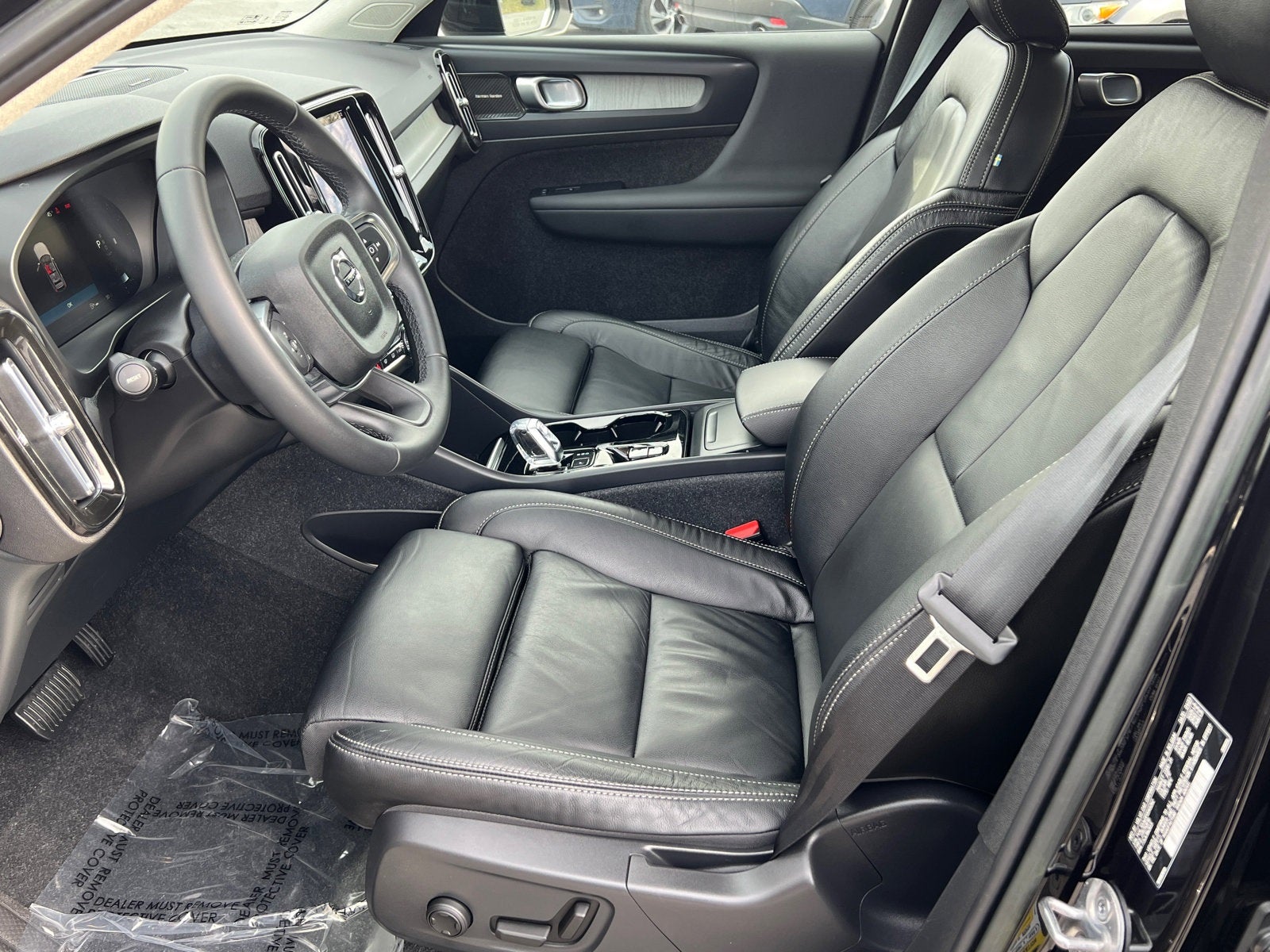 2023 Volvo XC40 B5 Plus Dark Theme