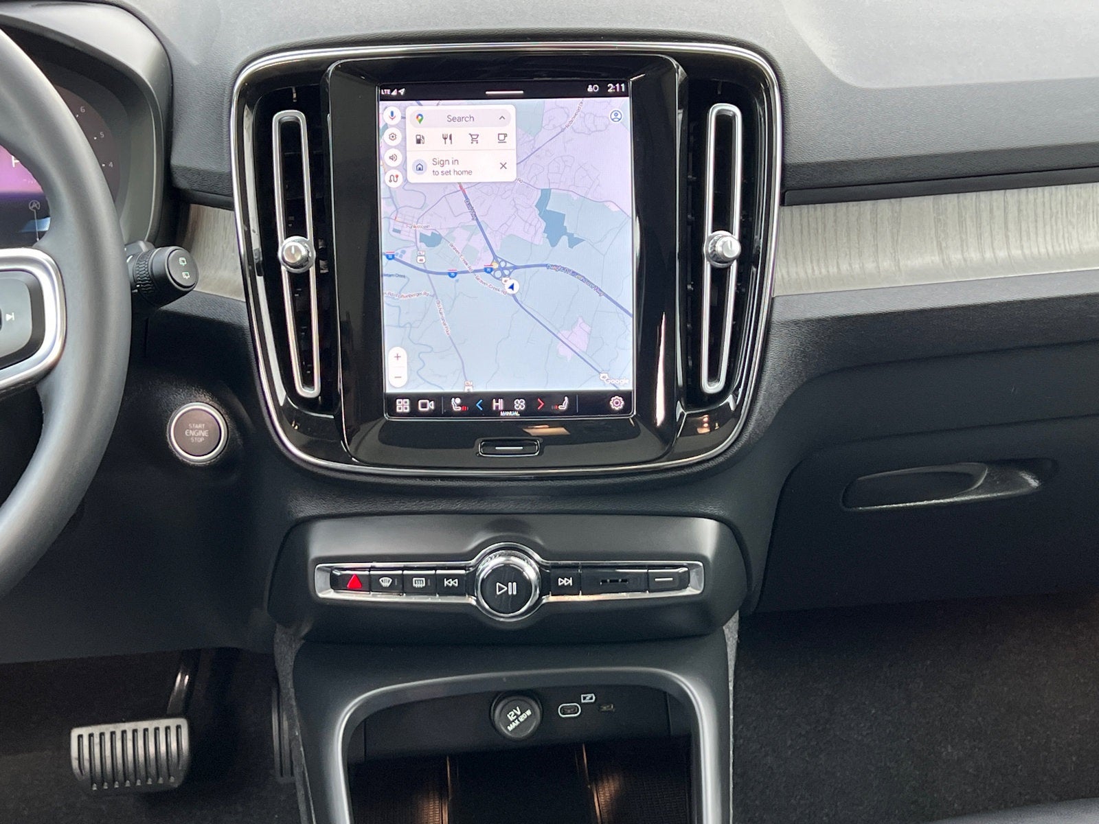 2023 Volvo XC40 B5 Plus Dark Theme