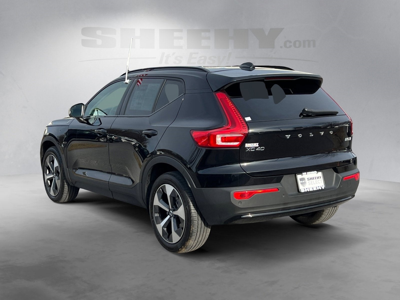 2023 Volvo XC40 B5 Plus Dark Theme