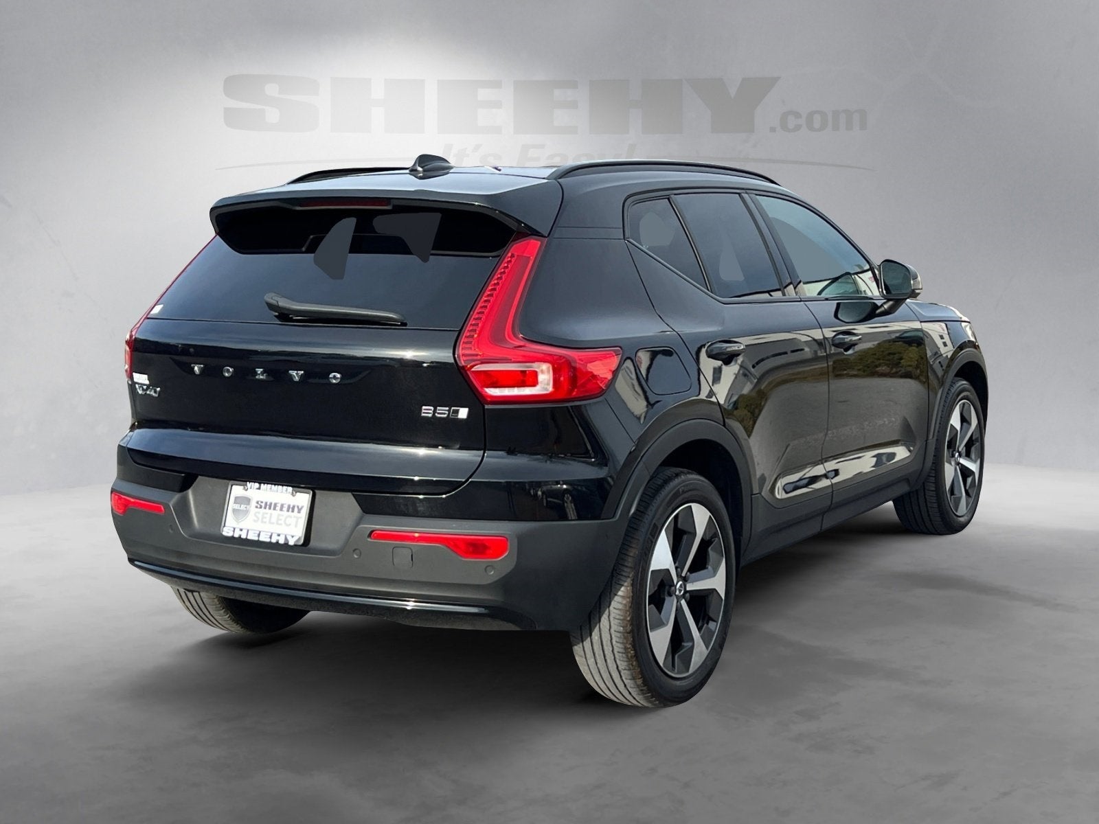 2023 Volvo XC40 B5 Plus Dark Theme