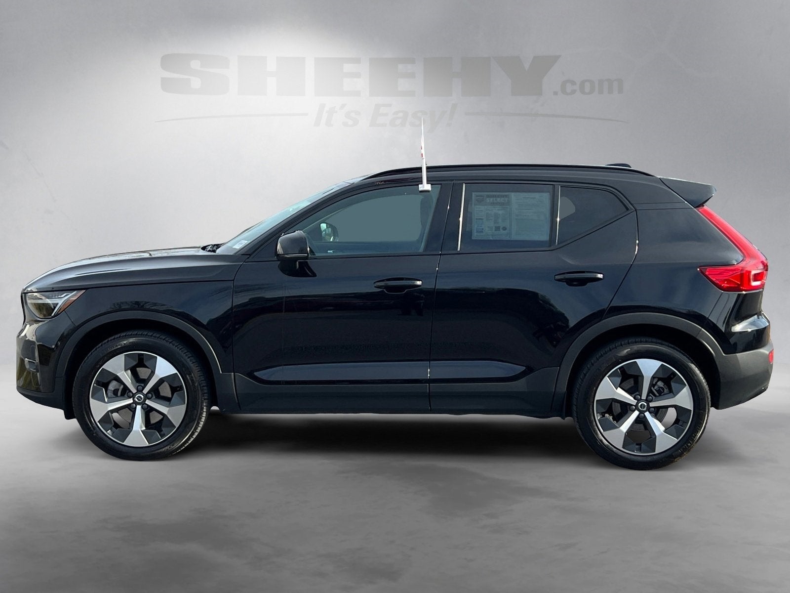 2023 Volvo XC40 B5 Plus Dark Theme