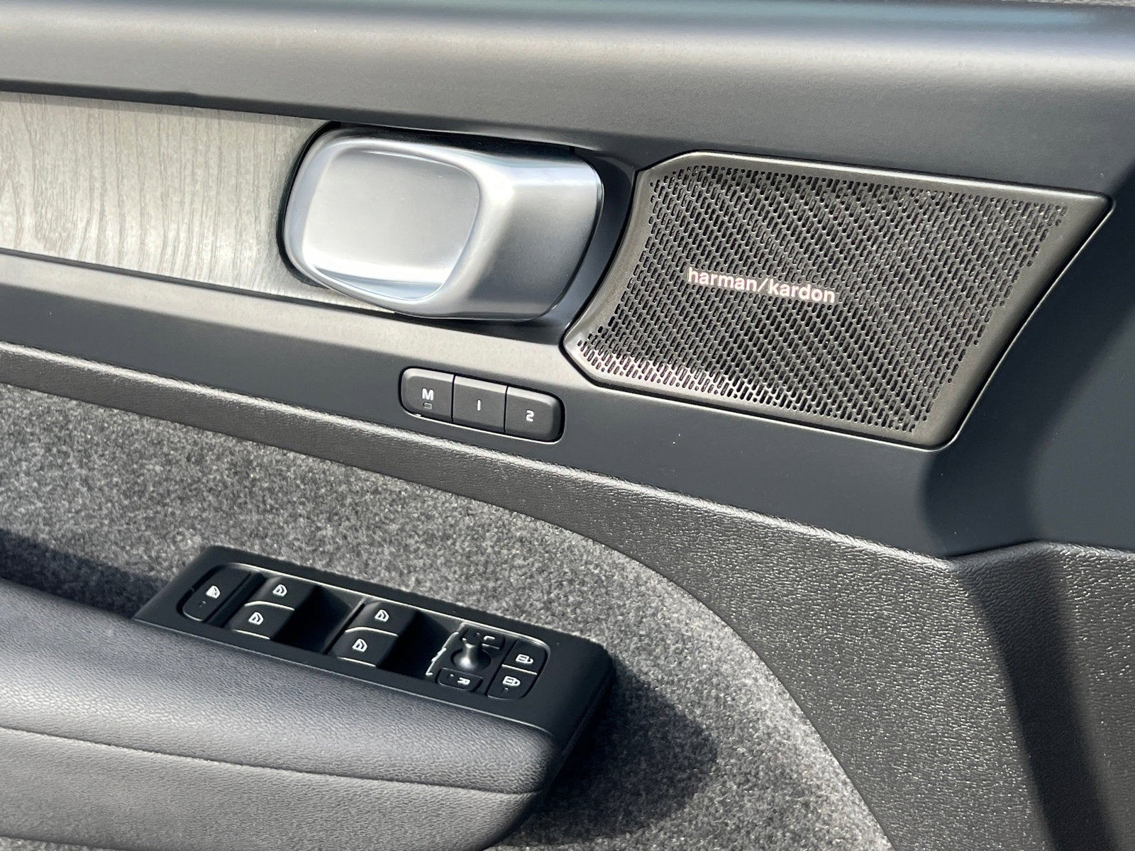 2023 Volvo XC40 B5 Plus Dark Theme