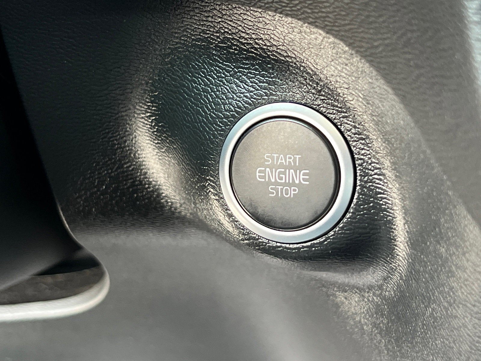 2023 Volvo XC40 B5 Plus Dark Theme