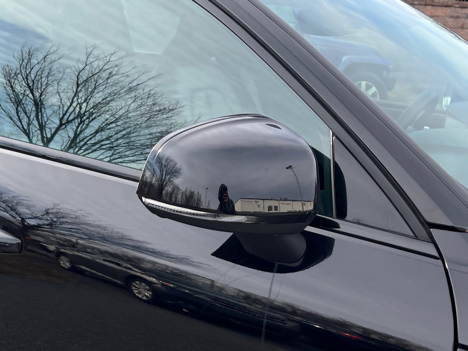 2023 Volvo XC40 B5 Plus Dark Theme